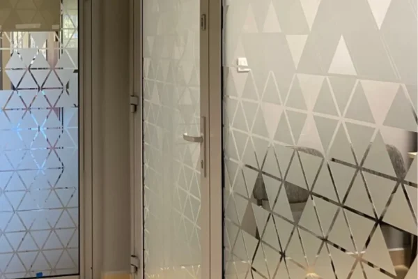 Dlaczego warto okleić witryny folią szronioną?