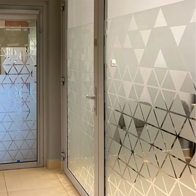 Oklejenie przeszkleń - motyw trójkątów