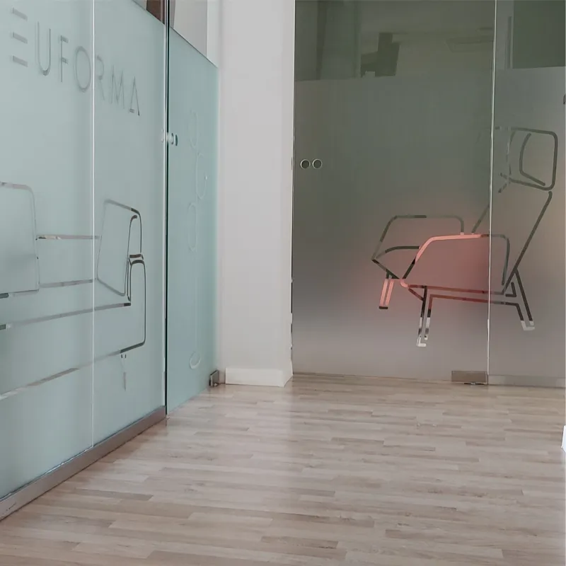 Folia szroniona z motywem mebli – biuro Euforma