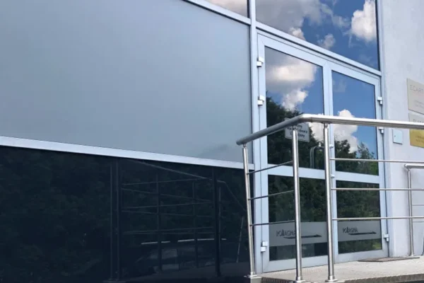 ​Folie okienne w placówkach publicznych – bezpieczeństwo, prywatność i przepisy w jednym rozwiązaniu