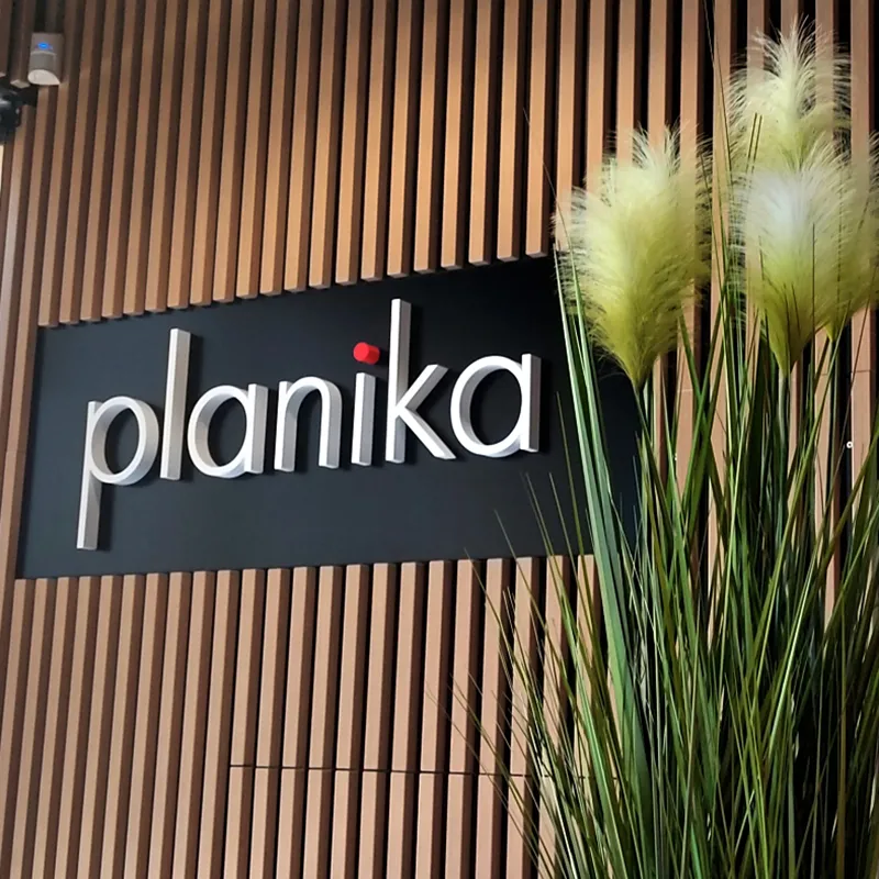 Logotyp przestrzenny z pleksi i styroduru – realizacja Planika