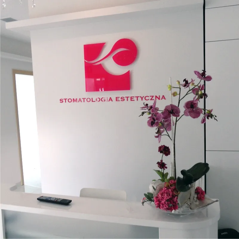 Logotyp przestrzenny z pleksi i styroduru - Stomatologia Estetyczna