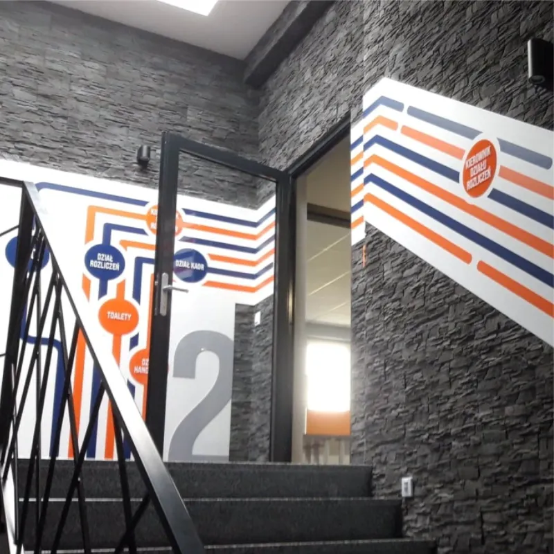 Oznakowanie korytarza w biurze Trans Expert