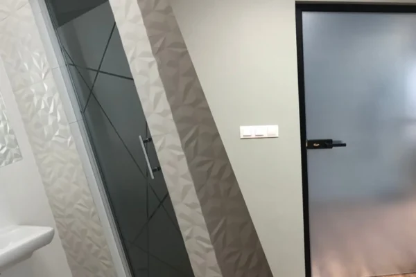 Oklejanie drzwi szklanych – prywatność i design w biurze