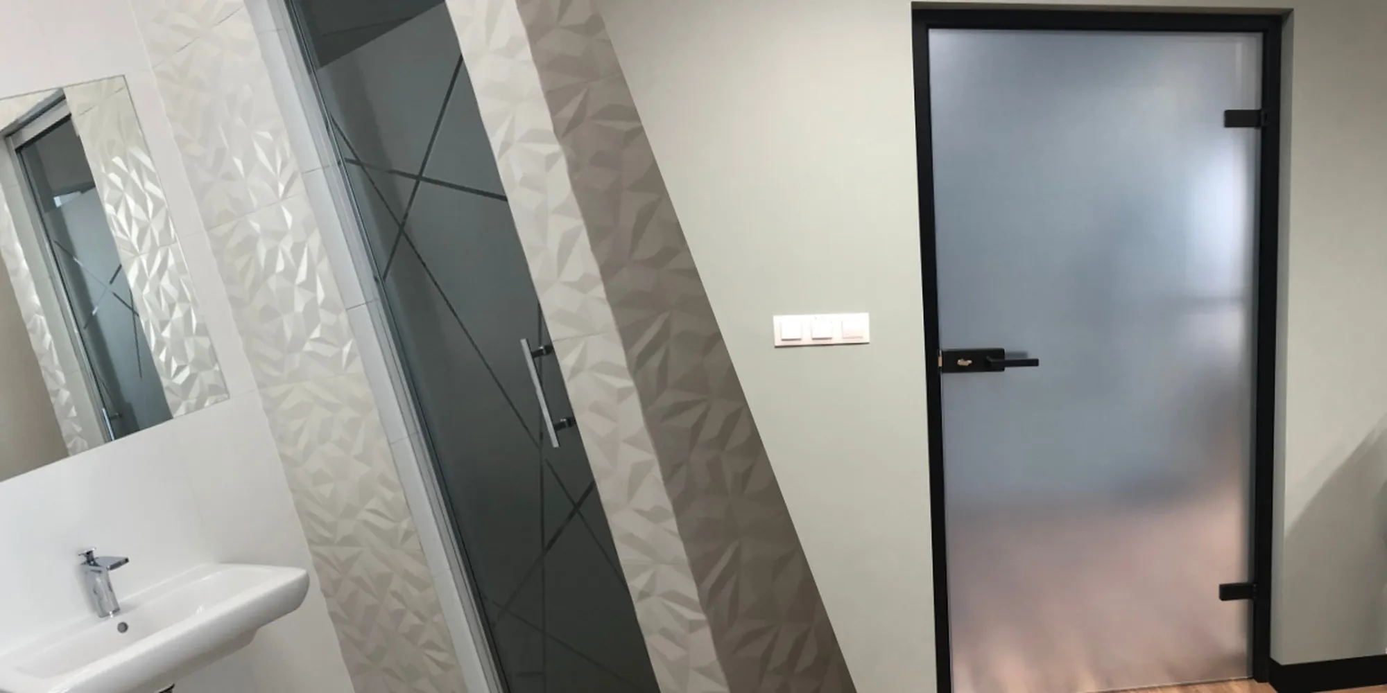 Oklejanie drzwi szklanych – prywatność i design w biurze